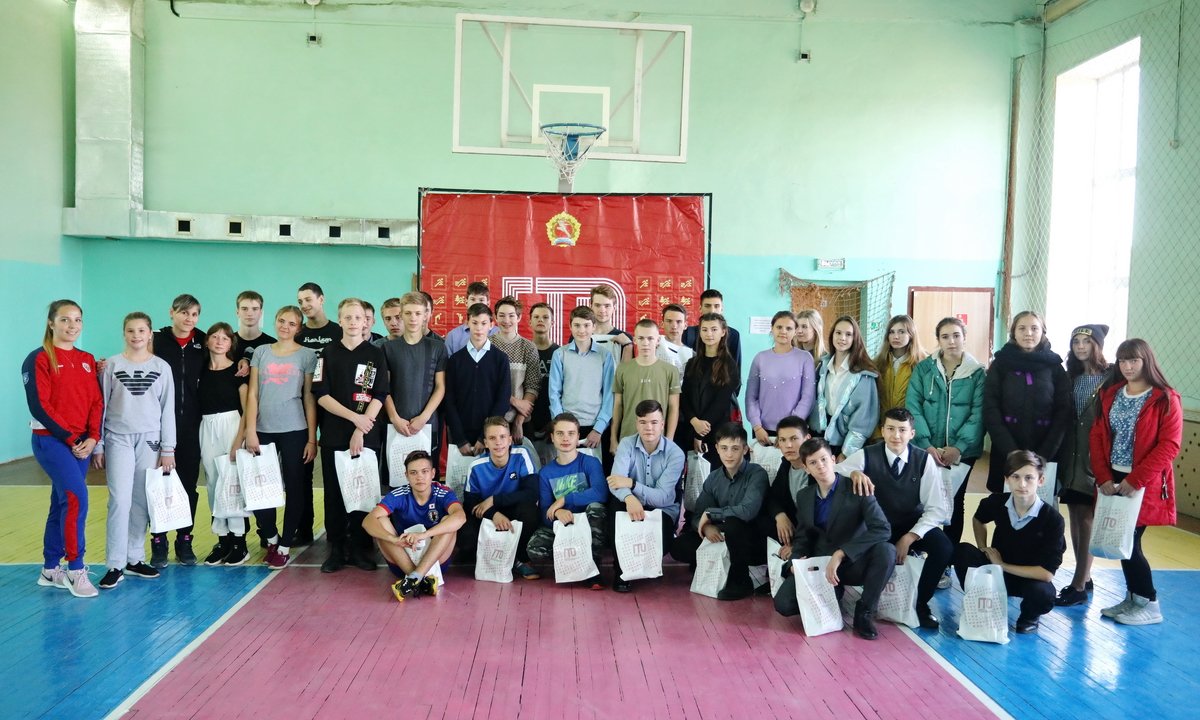 Именитые самбистки провели открытые уроки ГТО в школах Приморья