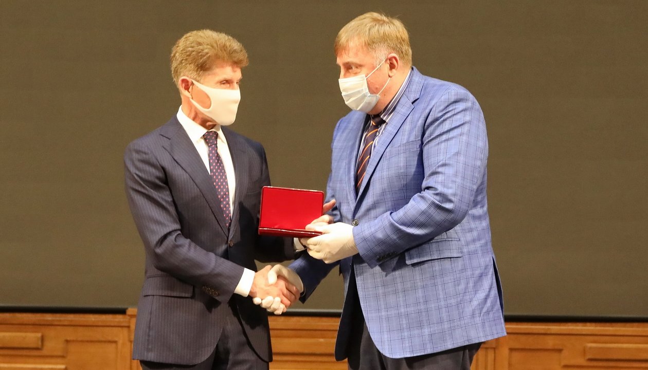 Губернатор Приморья поздравил приморцев с присвоением почетного звания «Заслуженный работник физической культуры Российской Федерации»