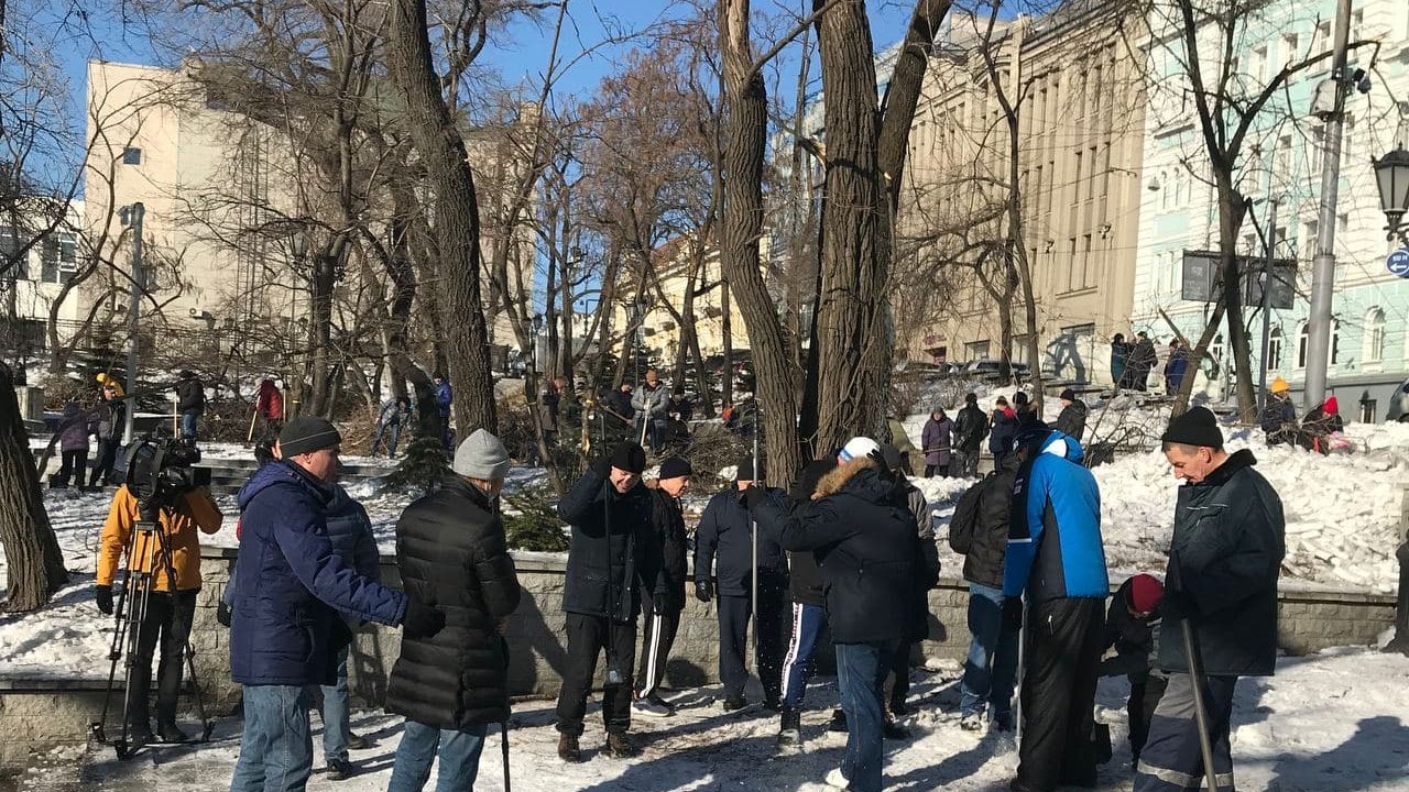 Приморские спортсмены вышли на расчистку Адмиральского сквера во Владивостоке