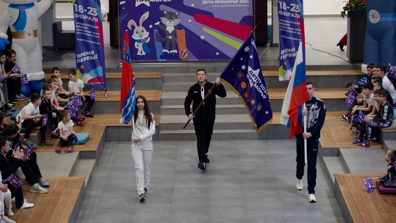 Герб Магаданской области появился на флаге международных зимних игр «Дети Приморья»